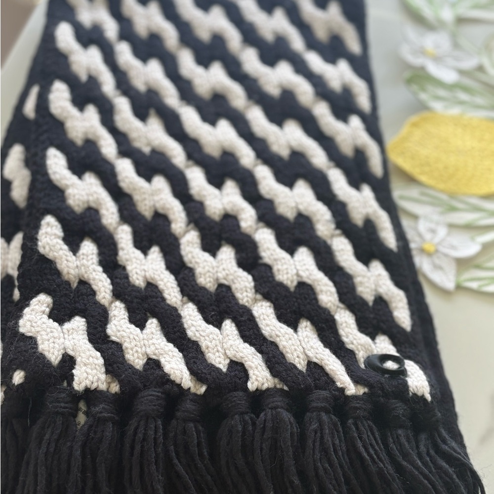 Coach Black and Cream Knit Scarf